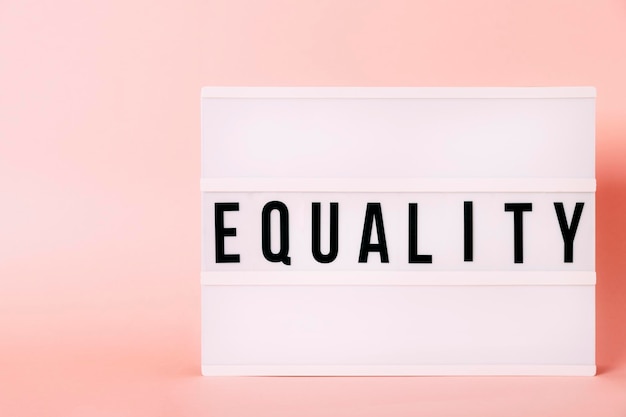 "Równość" Plakat świetlny z miejscem na kopię. Feministyczne litery z różowym tłem. Koncepcja feminizmu. Koncepcja wiadomości