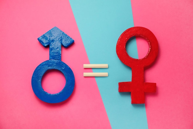 Równość płci znak równości symbole męskie i żeńskie na kolorowym tle leżał płasko