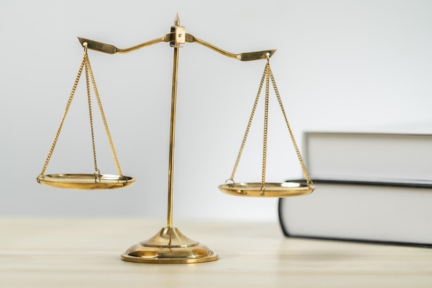 Równowaga błyszczącej złotej skali na biurku jako równość symbolu sprawiedliwości