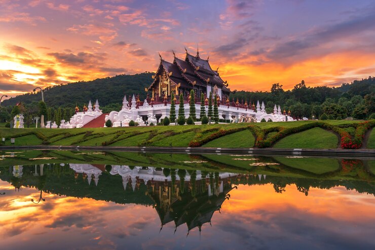 Royal Flora, Ratchaphruek Park. o zachodzie słońca jest główną atrakcją turystyczną w Chiang Mai