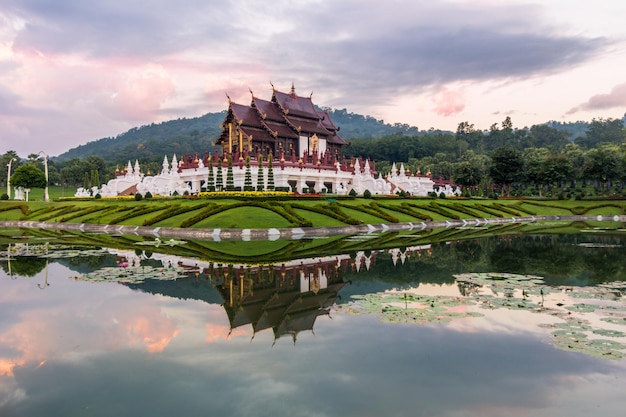 Royal Pavilion, Jego Odbicie W Stawie I Zachmurzonym, Różowawym Niebie O Poranku W Parku Royal Flora Ratchaphruek. Chiang Mai, Tajlandia