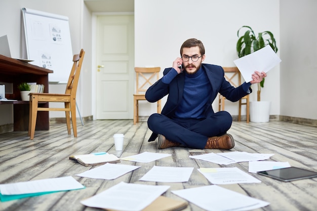 Rozbawiony Biznesmen Pracuje Na Podłoga W Biurze