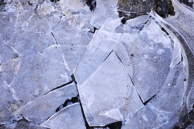 Rozbił się niebieski tekstury tła powierzchni betonu lodu. Rozbił się tekstury tła powierzchni betonu lodu. Zamarznięta tafla lodu jeziora o zachodzie słońca
