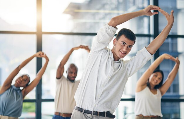 Rozciąganie budujące zespół i zespół ludzi biznesu w biurze, aby wspólnie ćwiczyć dla zdrowia lub mobilności Ćwiczenia fitness i trening z grupą pracowników w miejscu pracy w celu rozgrzewki