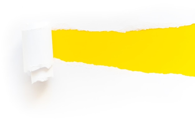 Zdjęcie rozdarty arkusz białego papieru zwinięty w rulon na żółtym tle z miejscem na napis