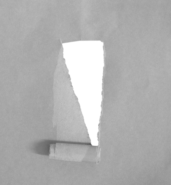 rozdarty papier na białym tle