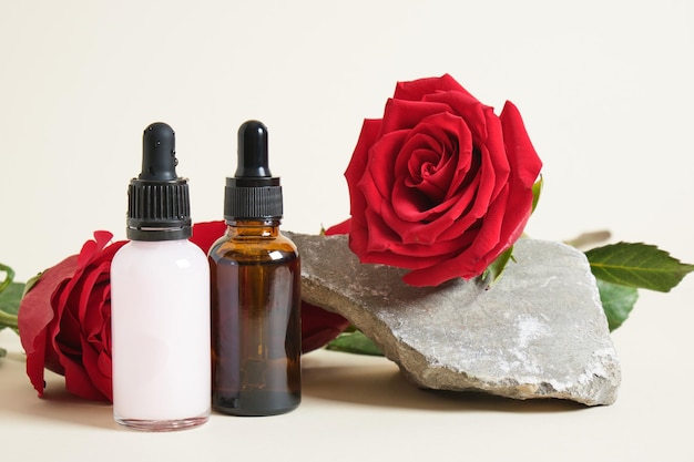Róże dwie różne butelki z zakraplaczem z serum i olejkiem kosmetycznym