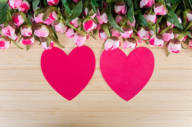 Róże i karta kształt serca dla Twojej wiadomości