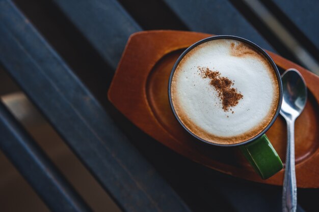 Rozgrzej filiżankę kawy mokka latte na żelaznym stole