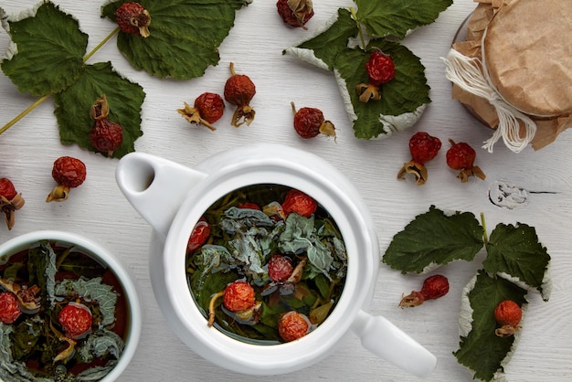 Rozgrzewająca lecznicza herbata ziołowa z owocami róży i liśćmi porzeczki