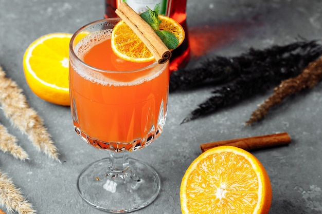 Rozgrzewający Zimowy Koktajl Z Aperolem. Gorący Aperol. Koktajl Na Boże Narodzenie. świąteczny Zimowy Koktajl Z Aperolem Spritz Martini, Sokiem Ananasowym I Przyprawami.