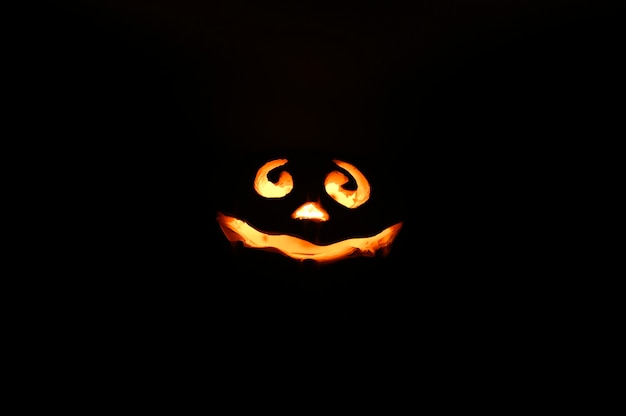 Zdjęcie rozjarzona uśmiechnięta twarz halloweenowa bania