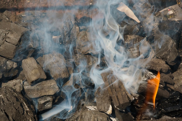 Rozjarzone węgle w grillu grill węglowego ogienia dymu