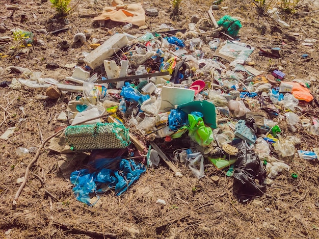 Rozlane śmieci na plaży Opróżnij zużyte plastikowe pudełka i liny Brudne morze piaszczysty brzeg Zanieczyszczenie środowiska Problem ekologiczny Zrzucanie oceanów Całkowite zanieczyszczenie