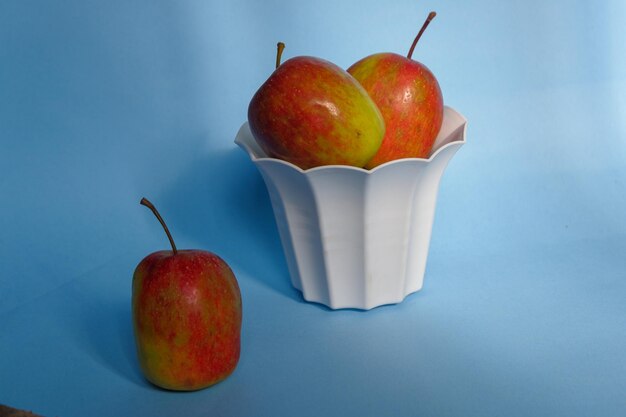 Rozłupane jabłko na niebieskim tle to idealne zdjęcie dla miłośnika jedzenia