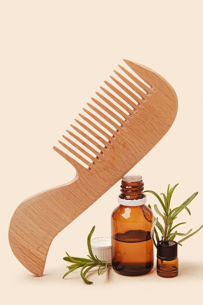 Rozmarynowy olejek do włosów to modny produkt do pielęgnacji włosów o właściwościach odżywczych i rewitalizujących