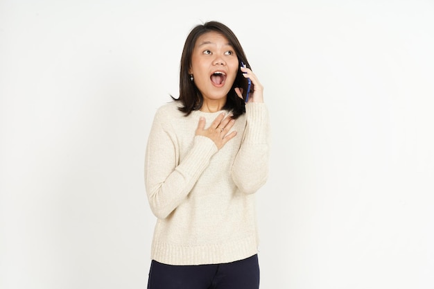 Rozmawia przez telefon i podekscytowany piękną Azjatycką kobietą na białym tle