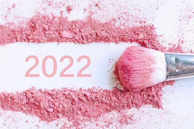 Rozmazany zmiażdżony różowy rumieniec na próbce produktu kosmetycznego z miejscem na kopię 2022