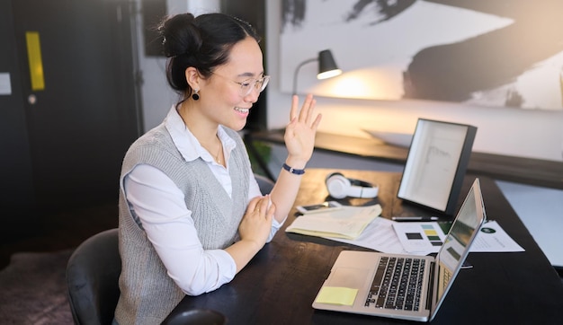 Rozmowa wideo i spotkanie biznesowe online przez kobietę machają laptopem na konferencję cyfrową lub internetową Komunikacja internetowa i pracownik firmy lub pracownik rozmawiający przez aplikację do pracy