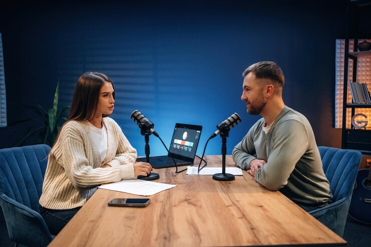 Zdjęcie rozmowa z prezenterami radiowymi nagrywającymi podcast