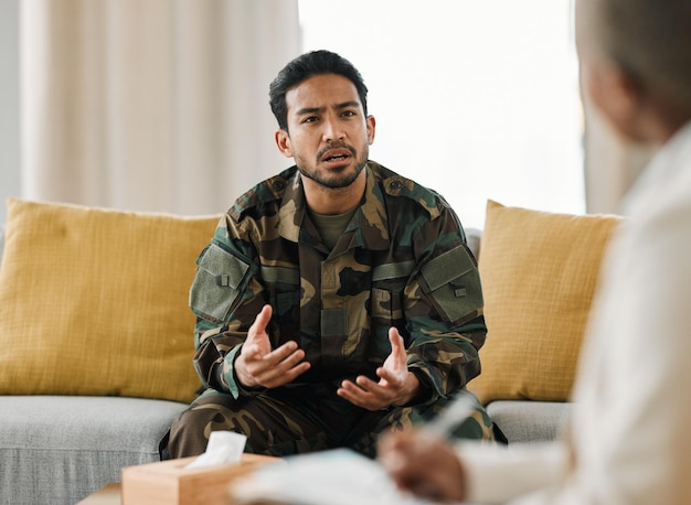 Rozmowa z weteranem i terapeutą w celu wsparcia wojskowego w konsultacjach terapeutycznych i słuchanie traumy zdrowia psychicznego lub konfliktu wojennego Smutne wspomnienie lub rozmowa z psychologiem w celu uzdrowienia lub pomocy
