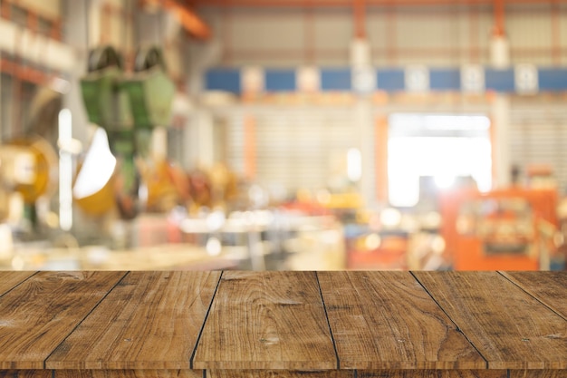 Rozmycie fabryki przemysłu ciężkiego z drewnianym stołem dla produktów montaż reklamowy tło przemysłowe