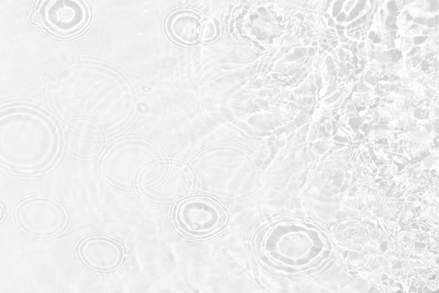 Zdjęcie rozmycie niewyraźnej, przezroczystej, białej, jasnej, spokojnej tekstury powierzchni wody z odbiciem plam