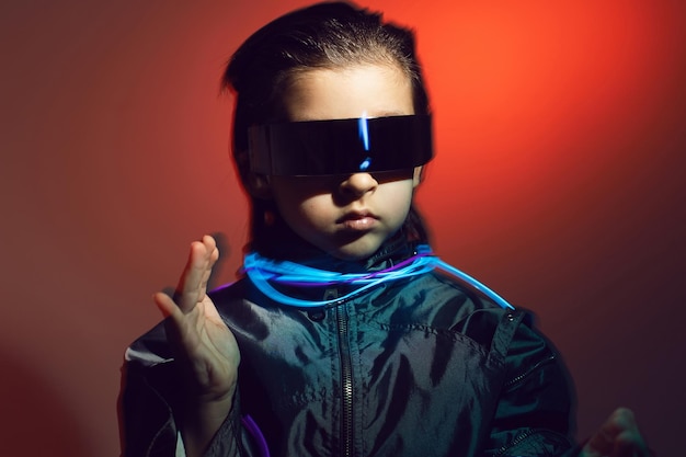 Rozmycie portret cyberpunk chłopca w okularach vr w odcieniach niebieskiego i czerwonego z przewodami na czerwonym tle