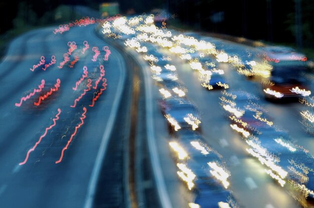 Zdjęcie rozmycie ruchu rzędów pojazdów poruszających się po autostradzie