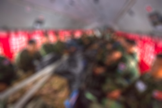 Zdjęcie rozmycie wojskowe w kabinie samolotu wojskowego.