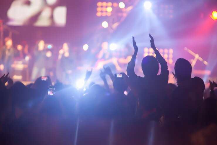Zdjęcie rozmyte tło obrazu wielu koncert publiczności w wielkim koncercie rockowym.