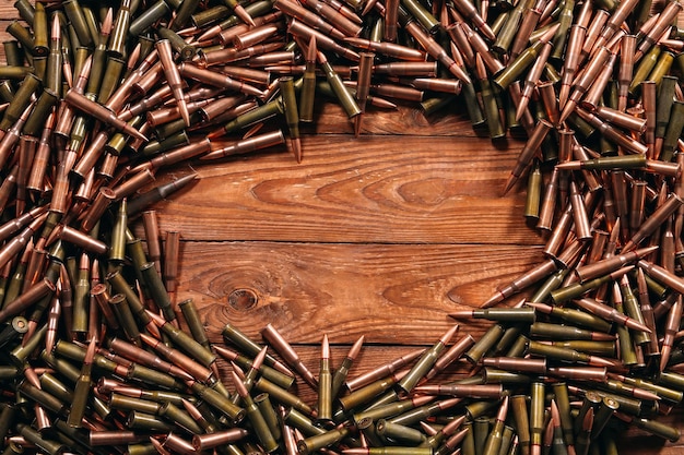 Różna amunicja na drewnianym tle.
