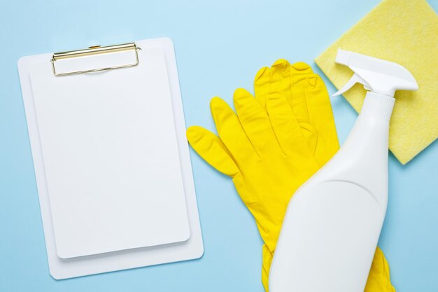 Różne akcesoria produkty czyszczące sprayy szmaty gąbki i szczotki Mock up white clipboard