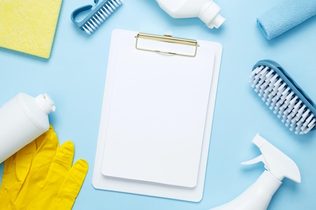 Różne akcesoria produkty czyszczące sprayy szmaty gąbki i szczotki Mock up white clipboard