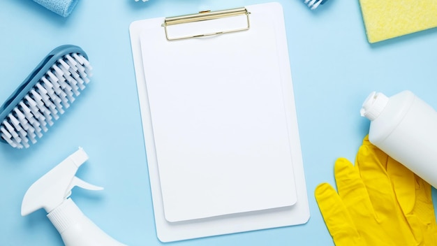 Różne akcesoria produkty czyszczące sprayy szmaty gąbki i szczotki Mock up white clipboard