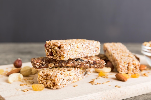 Różne batoniki granoli na tle stołu Batoniki granuli zbożowej Batoniki śniadaniowe Superfood z owsiankami orzechami i jagodami z bliska Koncepcja Superfood