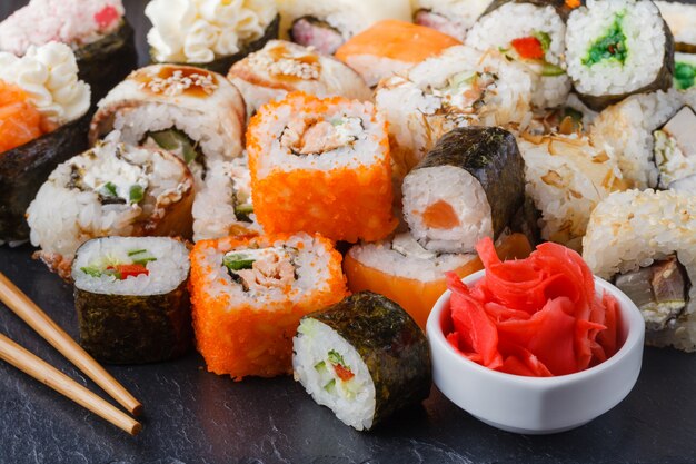 Różne bułki z łososiem, awokado, ogórkiem. Menu sushi. japońskie jedzenie