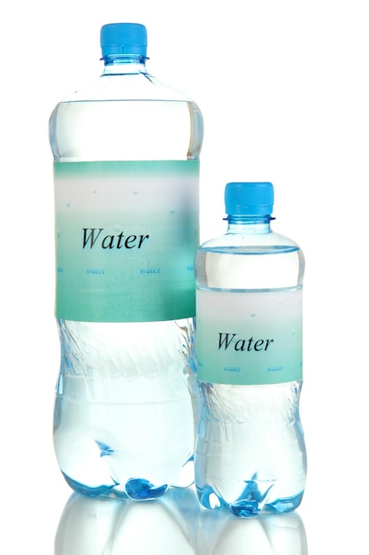 Różne butelki na wodę z etykietą na białym tle