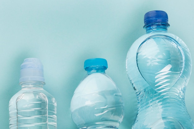 Zdjęcie różne butelki wody
