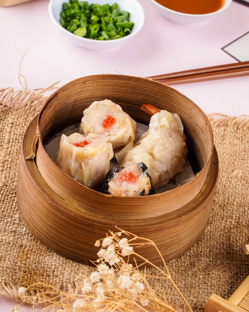 Różne chińskie dimsum w bambusowym koszyku