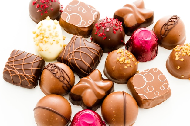 Różne cukierki czekoladowe dla smakoszy w różnych kształtach i kolorach.