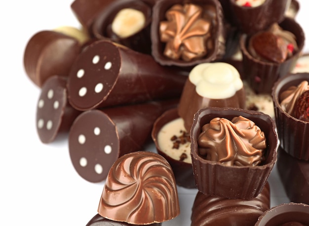 Zdjęcie różne cukierki czekoladowe na białym tle