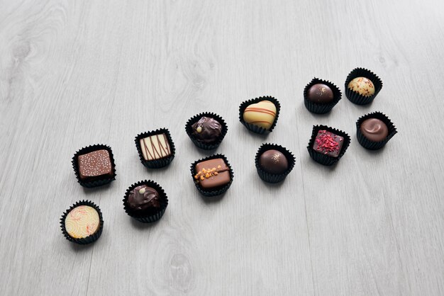 Zdjęcie różne cukierki czekoladowe na stole.
