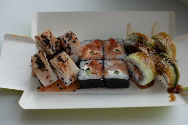 Różne Dostawy Sushi Odmiany Sushi Na Lunch Lub Kolację