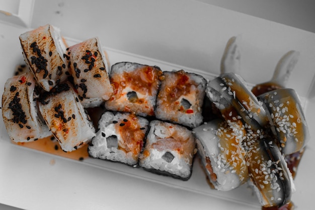 Zdjęcie różne dostawy sushi odmiany sushi na lunch lub kolację