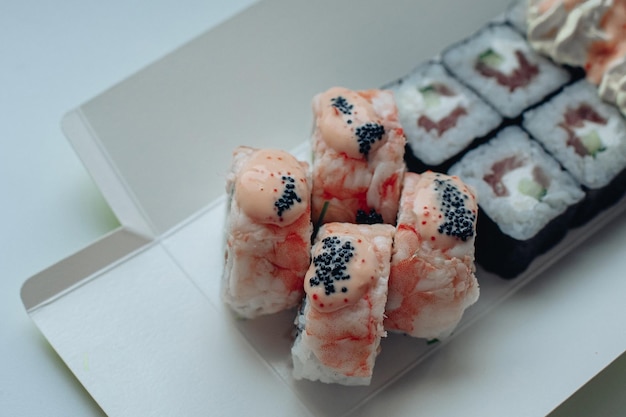 Różne dostawy sushi Odmiany sushi na lunch lub kolację