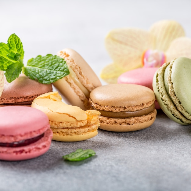 Różne francuskie macarons