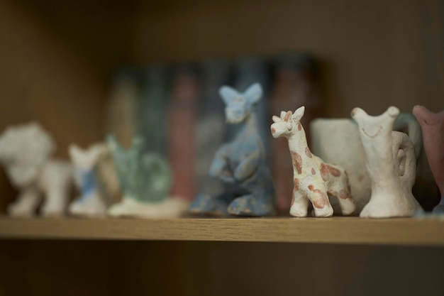 Zdjęcie różne gliniane figurki na półce na kreatywnej lekcji mistrzowskiej dla dzieci