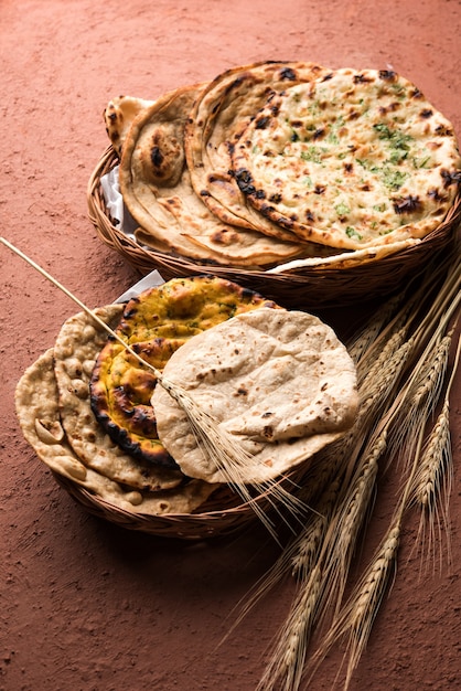 Zdjęcie różne indyjskie koszyki chleba obejmują chapati, tandoori roti lub naan, paratha, kulcha, fulka, missi roti