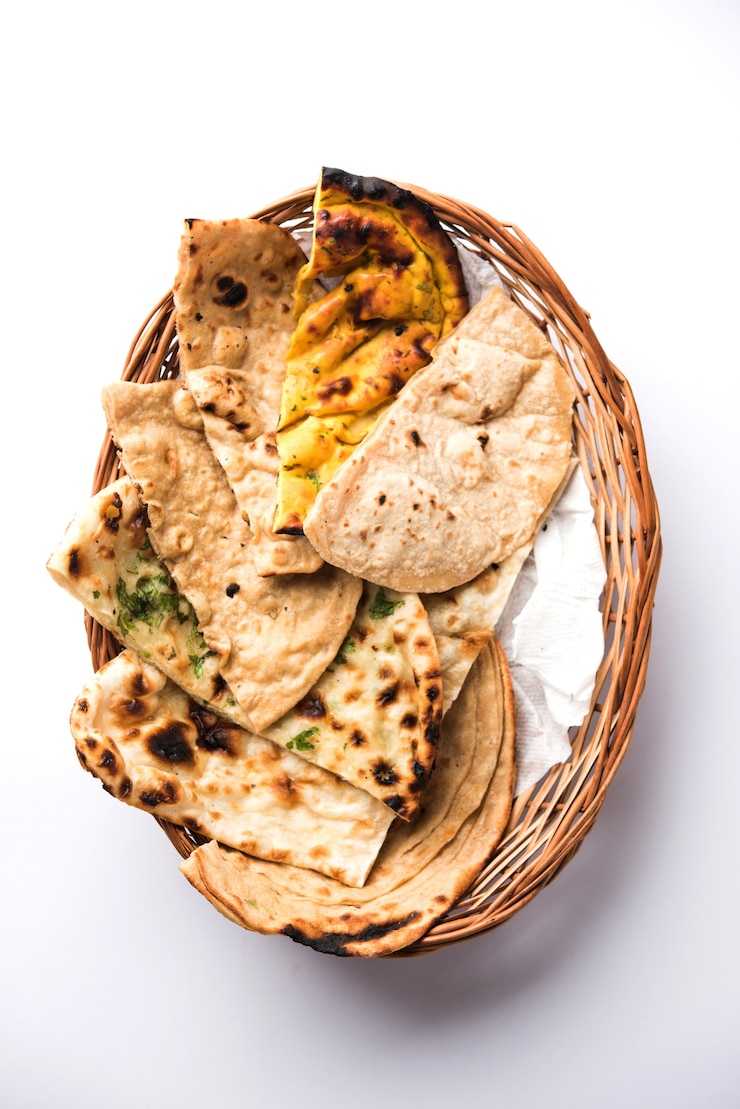 Zdjęcie różne indyjskie koszyki chleba obejmują chapati, tandoori roti lub naan, paratha, kulcha, fulka, missi roti